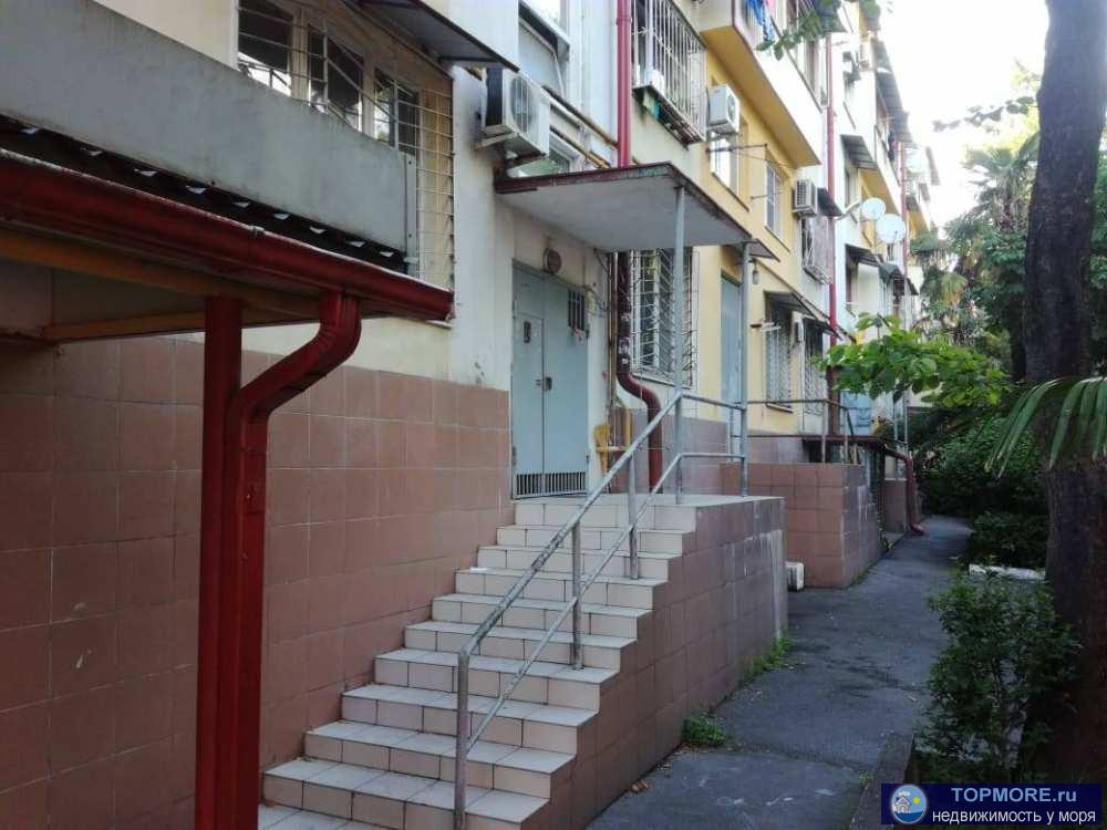 Продаю просторную квартиру в центре Сочи. Панельный дом. Район утопает в зелени. Все рядом: 2 школы, 4 детских сада,... - 2