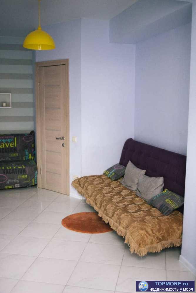 Однокомнатная уютная светлая и современная квартира с ремонтом на 1-ом этаже. Окно с шикарным видом на сад с... - 1