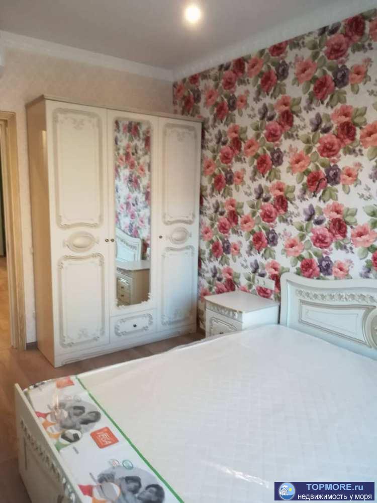 Ремонт, качественная мебель. В обеих комнатах кондиционеры. Большая гардеробная, душевая кабинка, в квартире никто не... - 1