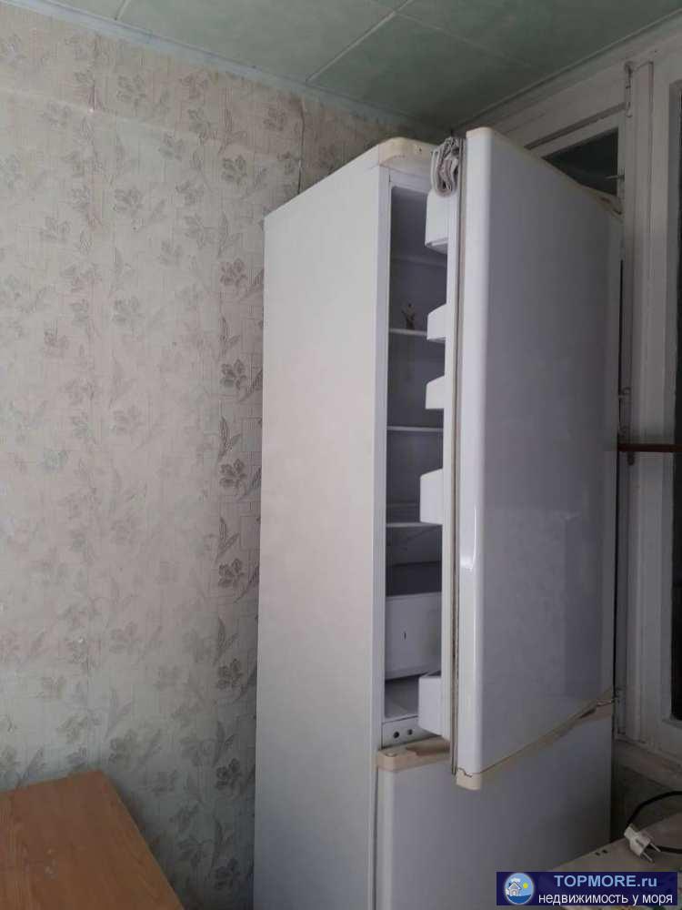 Срочно продается малоемейка в панельном доме. В Кудепсте. Бабушкин ремонт. На лоджии выделена зона кухни. Рядом с... - 1