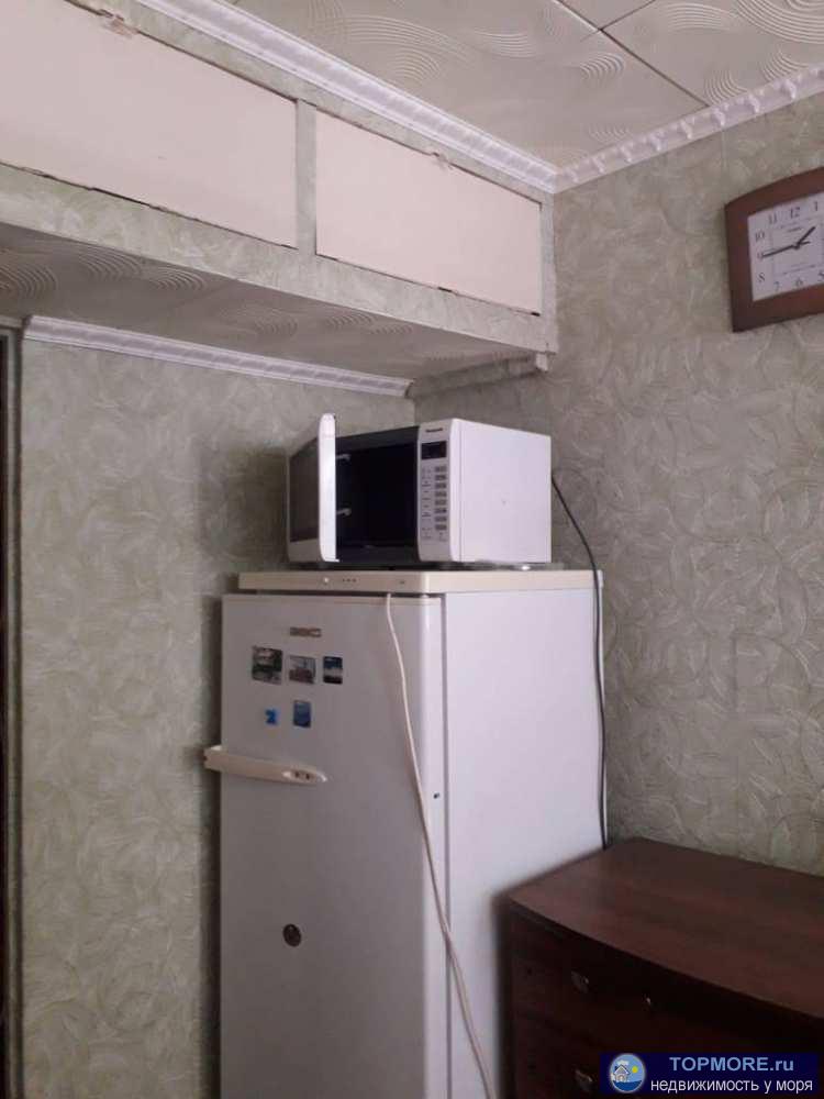 Срочно продается малоемейка в панельном доме. В Кудепсте. Бабушкин ремонт. На лоджии выделена зона кухни. Рядом с... - 2