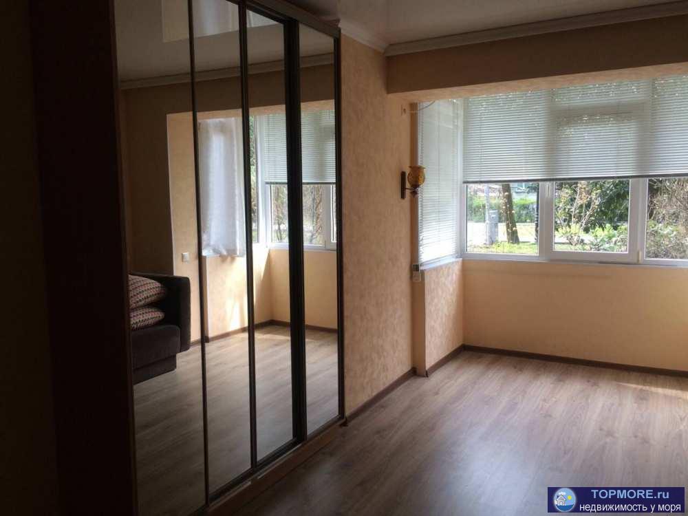 Продам однакомнатную квартиру в самом центре Сочи, развита инфраструктура. До моря 600 метров.