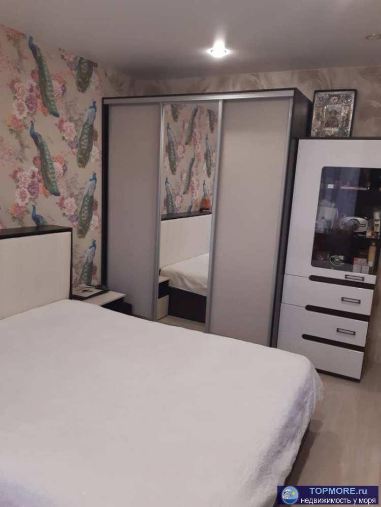 Лот № 184645. Продам тёплую уютную двухкомнатную квартиру рядом с морем с хорошим ремонтом в тихом районе. мебель... - 1