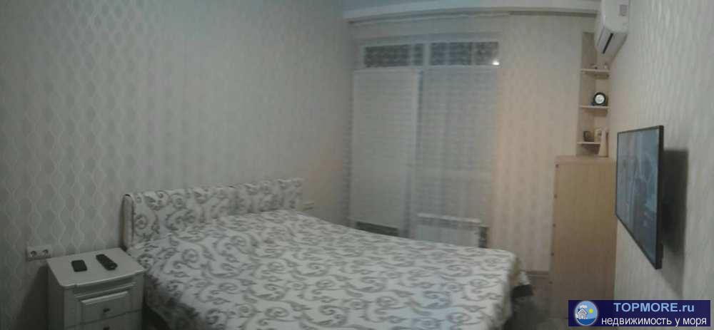 Светлая уютная квартира комфорт-класса с дорогой мебелью и сантехникой, встроенная кухня - всё остаётся. Удобная... - 2