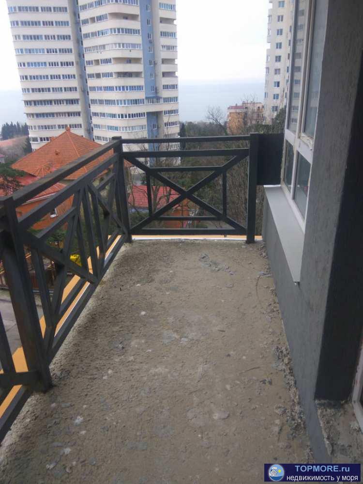 Большая светлая квартира со свободной планировкой и панорамными окнами с видом на город и море. Легко планируется до...