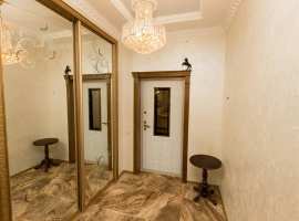 продается трехкомнатная квартира В престижном районе светлане....