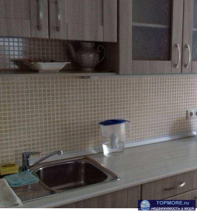 Продам кв-ру в центре пос.Лазаревское.Квартира  с ремонтом и мебелью и техникой.Вид на море.В доме крышевая...