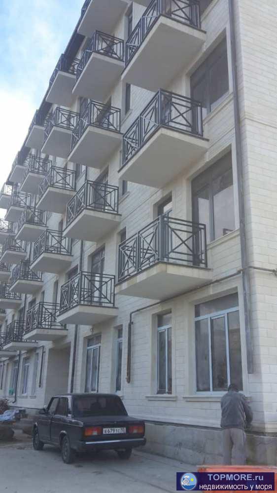 Продаю  квартиру на 3 этаже 6-этажного блочного дома, балкон.  Подъезд к дому ровный. Своя парковка  ! Звоните!