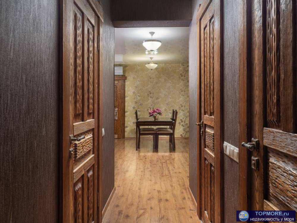 В самом центре Сочи просторная, дизайнерская 4-комнатная квартира 132 кв.м на 16 этаже с витражным остеклением с...