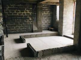 Лот № 110677. Продаётся просторная квартира в черновой отделке,...