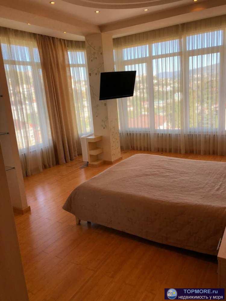 В Квартире расположены две спальные комнаты, просторный зал-гостиная, два санузла, отдельная кухня-столовая, балкон и...