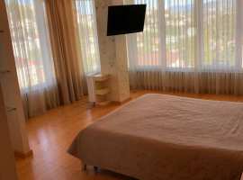 В Квартире расположены две спальные комнаты, просторный...