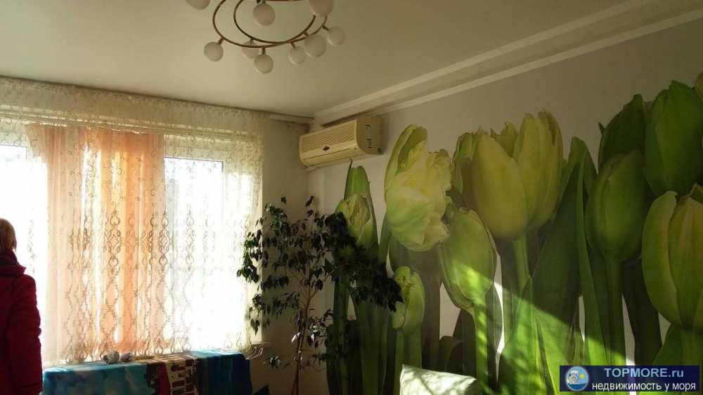 квартира в панельном доме на 5 этаже пятиэтажки. Большая лоджия как еще одна комната. До моря 800 м. частично сделан...