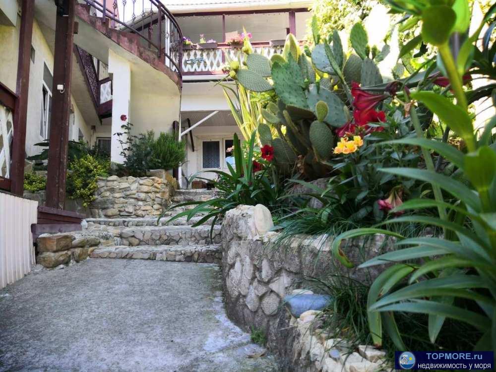 Пешеом 5 мин до моря ! Продаётся жилой дом 166 кв.м. полностью мебелированный. В доме 7 гостевых комнат, все комнаты...