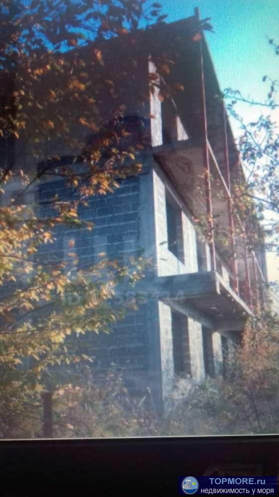 Продам 3х этажный дом недострой из 10ти комнат на ул.марьинское шоссе 4й килиметр. Участок земли 6 соток ровный... - 1