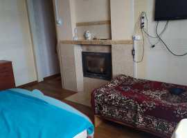 Продается полдома. В доме на 1-м этаже кухня и 2 спальни. В цоколе...