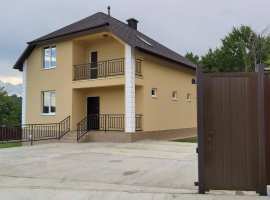 Хорошый качественный дом со всеми подключенными комуникациями....