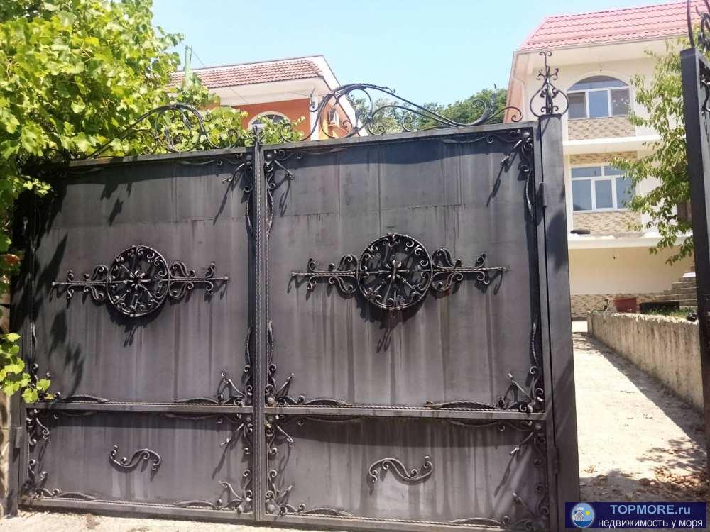 Лот № 129379.  Продаю 3х этажный дом в центре Сочи. 1й этаж в чистовой отделке, 2 й и 3 й этаж с отделкой. Во дворе... - 1