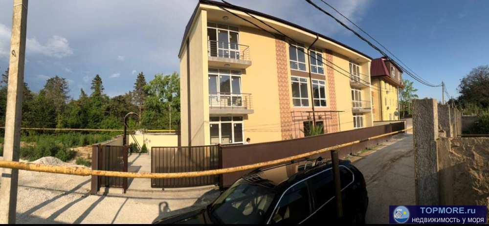 Продаётся часть дома, а именно 3-этажа, общей площадью 197 кв.м. без отделки.Участок в 4 сотки земли, на каждом этаже...