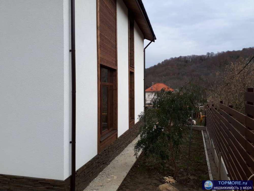 Дом монолитный ж/б с заполнением блоком, размер 10.5 х 11.7, полезн­ой площадью 202 м2.Отделка фасада натур­альный... - 1