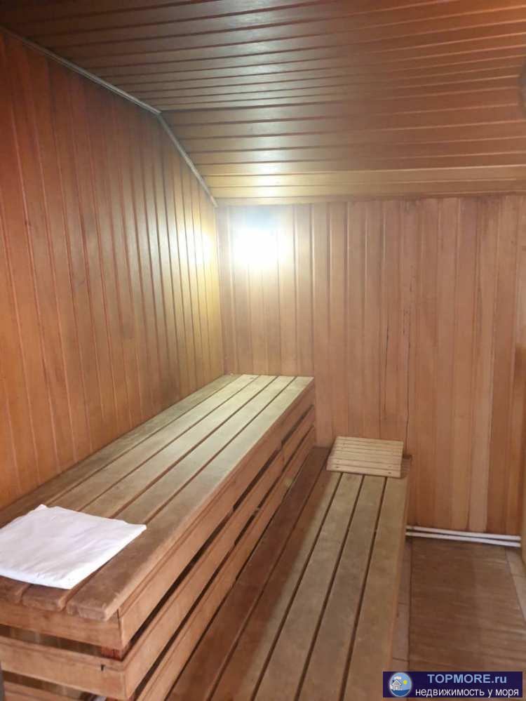 Дом введен в эксплуатацию в 2003 году.Сам дом 200 кв.м. + подвал. 7,5 соток земли. 16 комнат с санузлом, общие кухни,... - 1