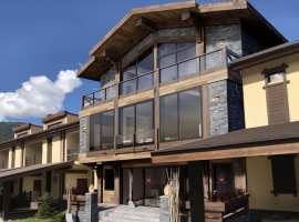 Трехэтажный таунхаус в коттеджном поселке, площадь 360 кв м....