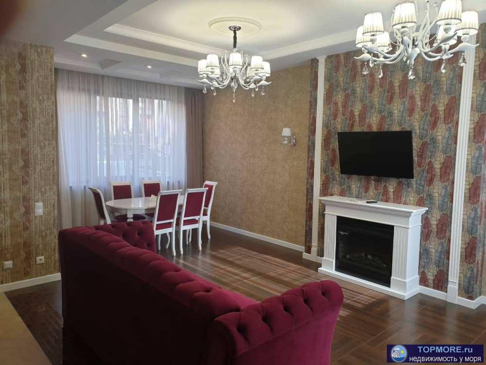 Продается таун-хаус 102кв.м. с 2 сотками земли в Эстосадке. Первый этаж: гостинная со столовой с камином, санузел.... - 1