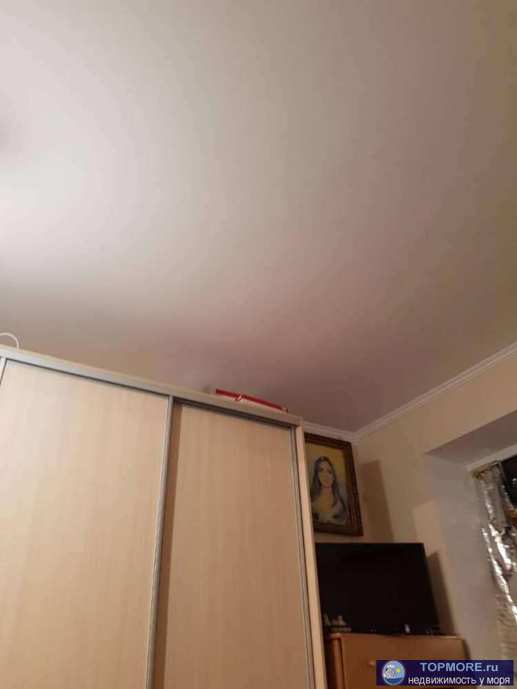 Продается комната в общежитии в центре г. Геленджика. Площадь 18 кв.м. Мебель и техника остаются.  - 1