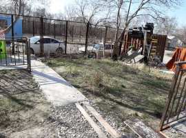 Здание общежитие, на 1 этаже квартира состоит из комнаты и...