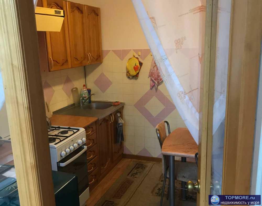 Уютная квартира, остается большая часть мебели, 2 холодильника, 2 сплита, кухня, газовая печь. Лоджия застеклена,... - 1