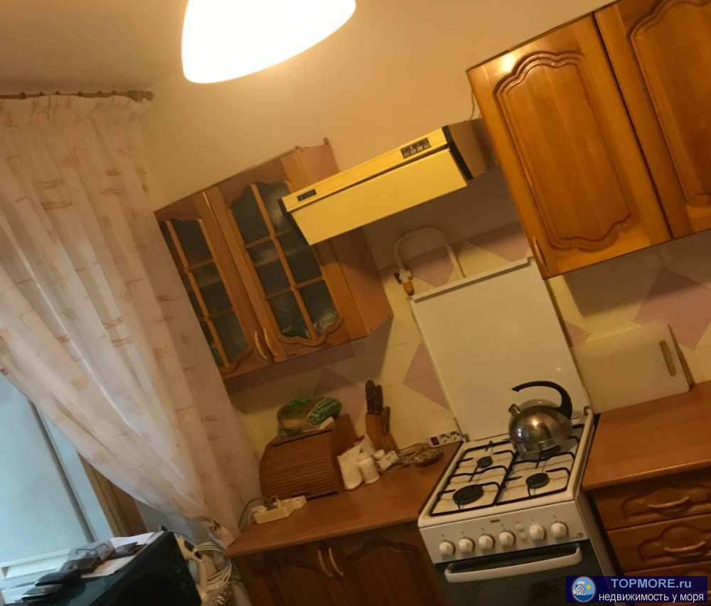 Уютная квартира, остается большая часть мебели, 2 холодильника, 2 сплита, кухня, газовая печь. Лоджия застеклена,... - 2