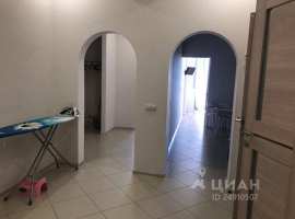 Хороший вид на всю бухту.На 1ом этаже магазин продуктовый ,во дворе...