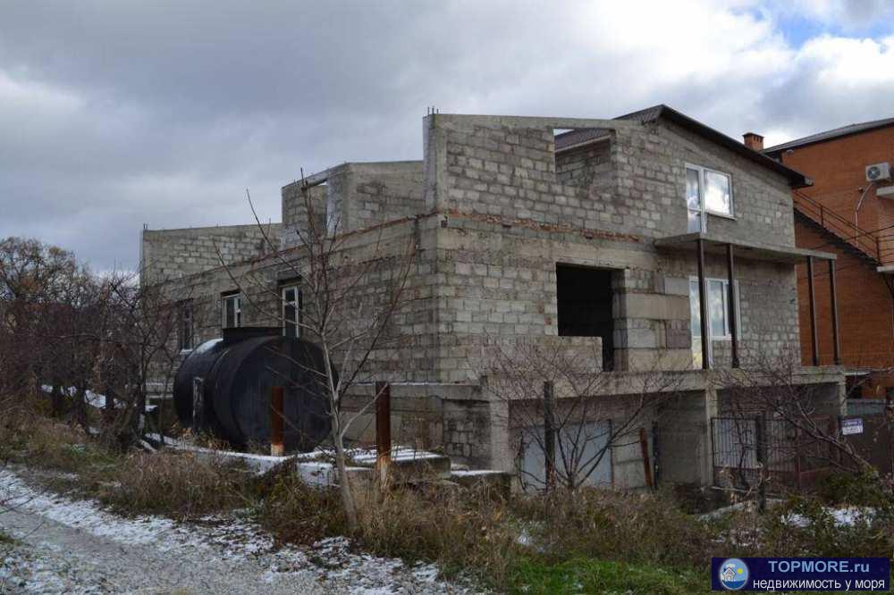 Продается недостроенный дом в центре мкр. Голубая бухта. Цокольный этаж - гаражное и кладовое помещение; 2 этажа -...