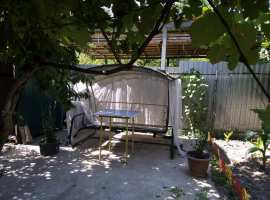 В снт Пищевик на берегу речки дом на земельном участке 7 соток....