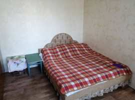 Дом с частичным ремонтом. Вблизи комплекс магазинов,аптека, почта,...