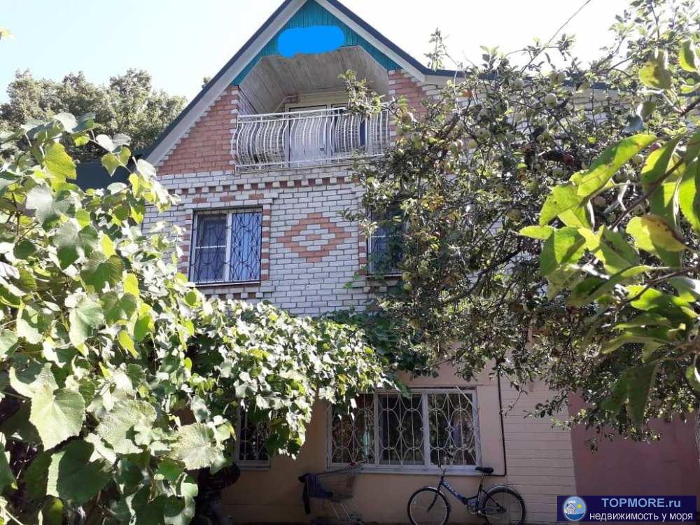 Газ,свет, септик, скважина. С пропиской. 2 дома: первый-220м2, второй-160м2, так же гараж, сад. До моря 1.5 км.