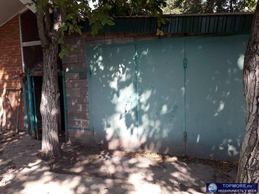 Газ,свет, септик, скважина. С пропиской. 2 дома: первый-220м2, второй-160м2, так же гараж, сад. До моря 1.5 км. - 1