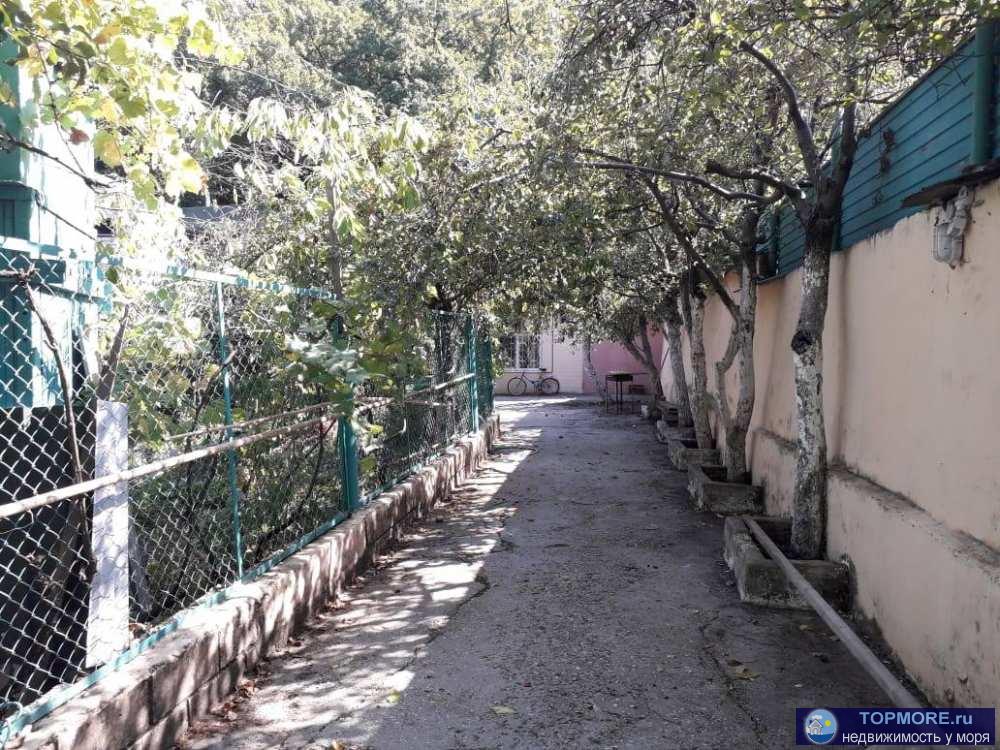 Газ,свет, септик, скважина. С пропиской. 2 дома: первый-220м2, второй-160м2, так же гараж, сад. До моря 1.5 км. - 2