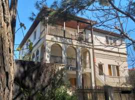 Дом 330м2, первый этаж жилой, на втором и третьем этаже 13 комнат....