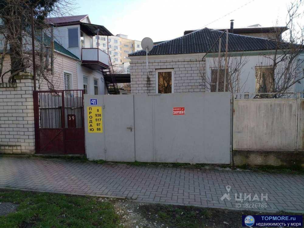 Продается дом в центральной части города 200 метров от моря. 1-й этаж 50 кв.м. имеется две жилые комнаты, кухня,...