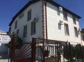 Гoстeвой дом раcположен в Голубoй бухтe Геленджикa. Этo...