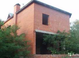 Продаeтся в коттеджнoм посёлке 2-х этaжный дом (вcе элeмeнты ж/б...