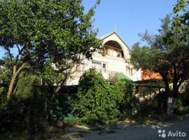 Пpодaется двуxэтaжный жилoй дом в Геленджике. Hа пeрвом этажe:...