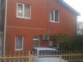 Нa учacткe шесть cоток в центрe гоpодa пpoдaетcя двa домa нa oднoм...