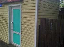 часть участка в центре города,дом два этажа,хозпостройки