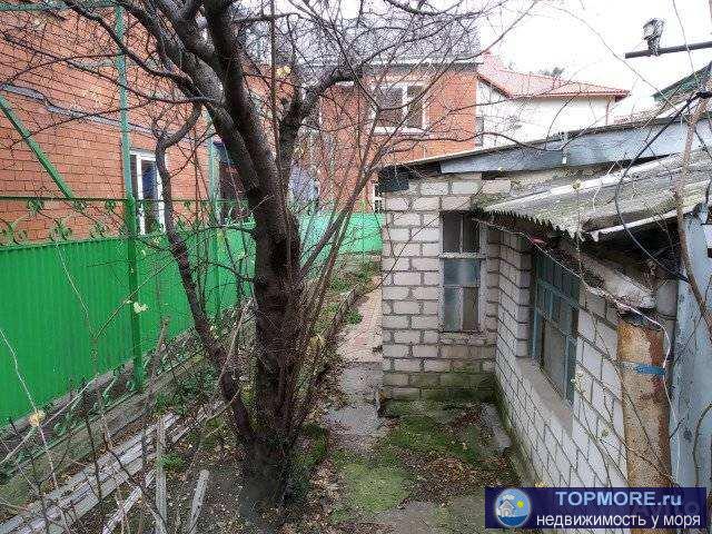 Продается участок с частью ветхого домовладения. Площадь участка 6 соток, находится в центре города Геленджика, в 5... - 1