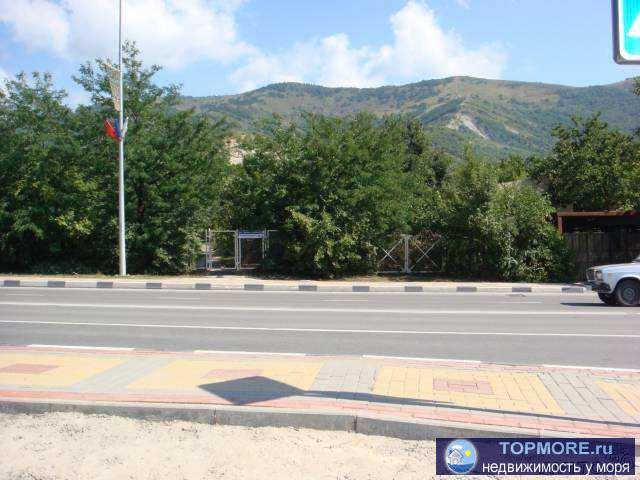 участок 10 соток в городе Геленджик, ул. Луначарского, в 1 км от моря под ижс. Фасад - 19 м, в длину 55 м. Участок в...