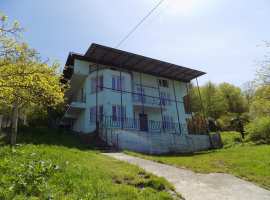 Дом площадью 250 кв.м. жилое состояние. Коммуникации: электричество...