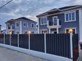 Дом площадью 142 кв.м., монолитно-блочный.Внутри свободная...