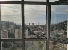 Большой многоквартирный комплекс, состоящий из двух 17-ти этажных...